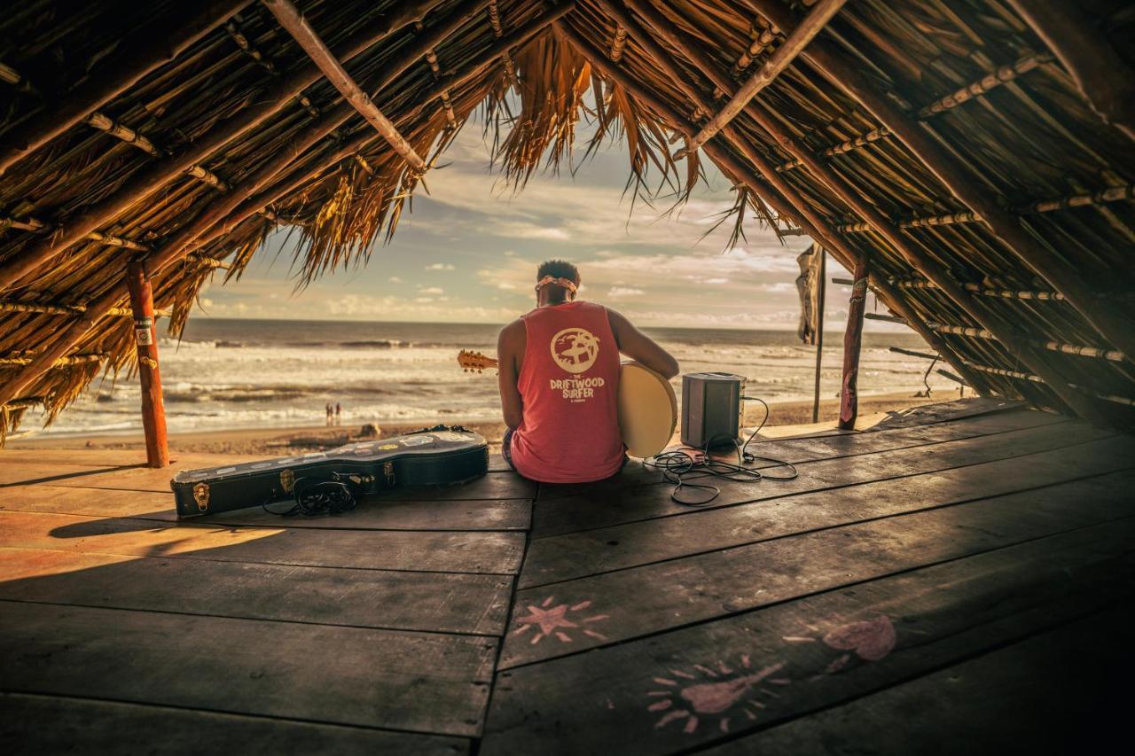 The Driftwood Surfer Beachfront Hostel / Restaurant / Bar, El Paredon El Paredón Buena Vista Exterior foto